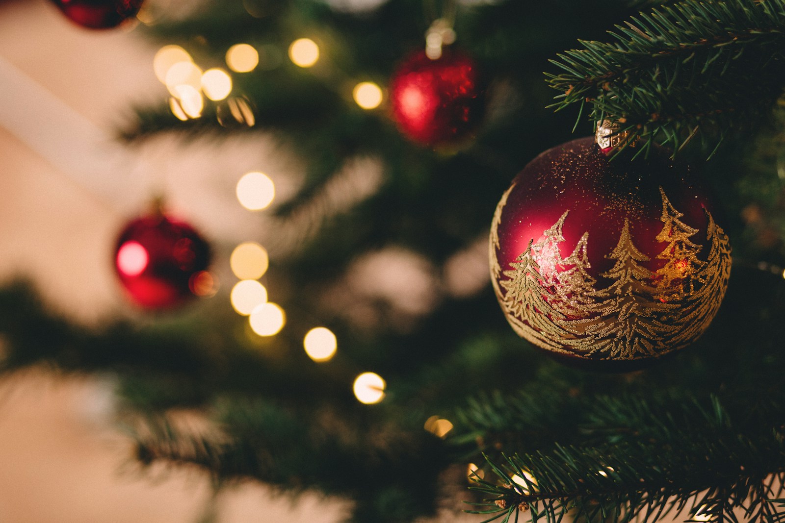 Festliche Weihnachtsbaum-Deko
