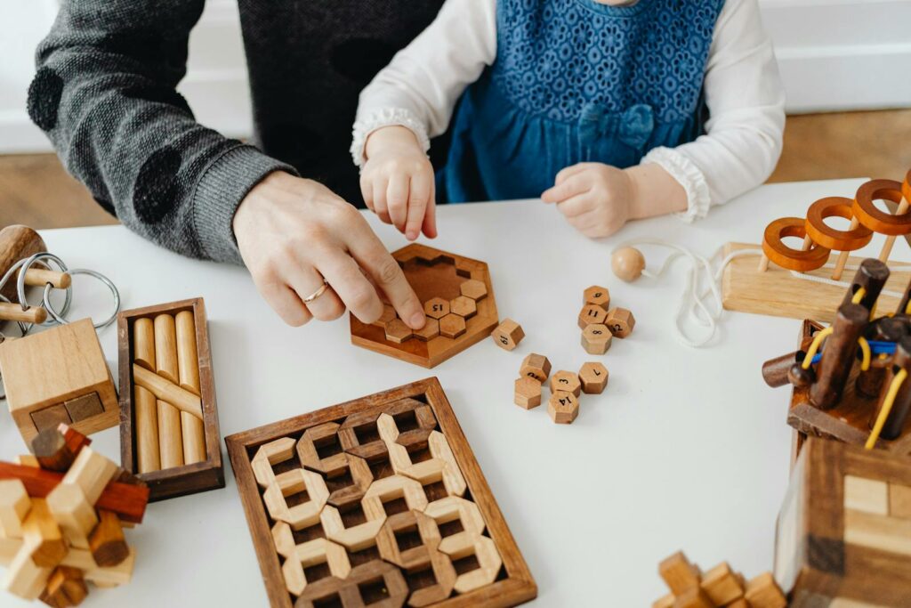 Spieltisch für Kinder beim Erwachsenengeburtstag