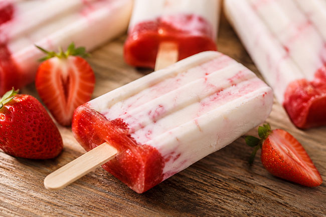 Leckere Sommerrezepte - Erdbeer-Joghurt-Eis am Stiel