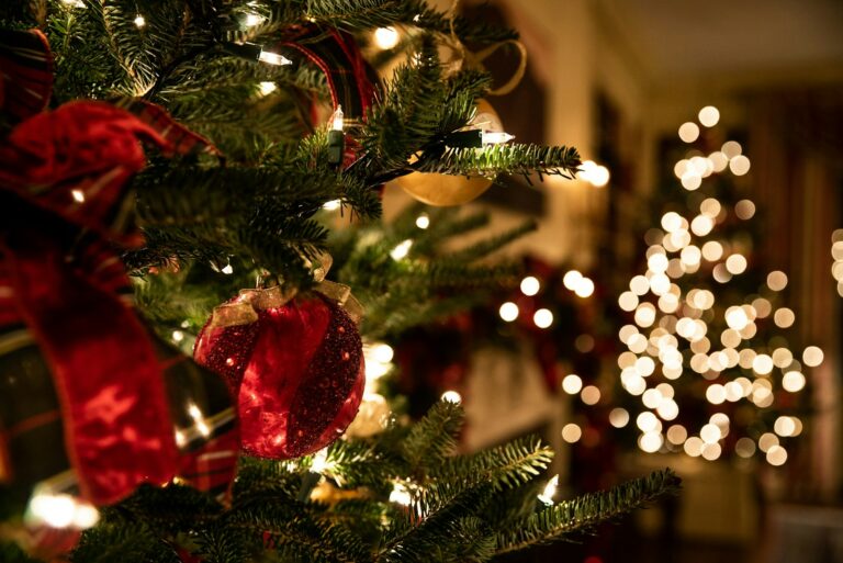 Weihnachtsglanz festlich dekorierter Weihnachtsbaum