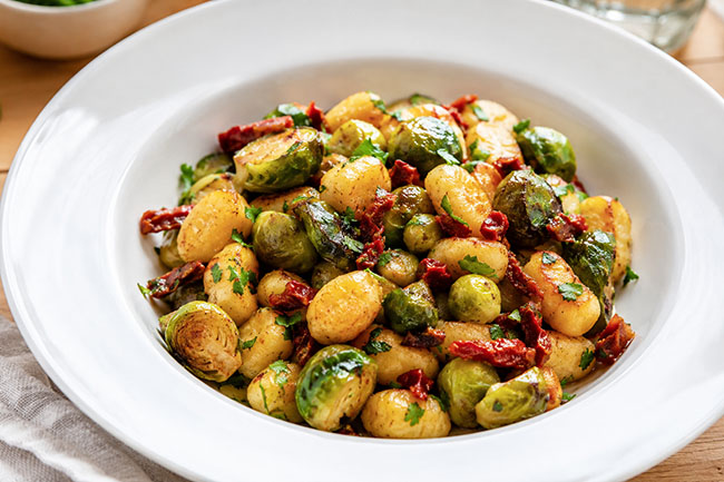Herbstrezepte: Rosenkohlpfanne mit getrockneten Tomaten