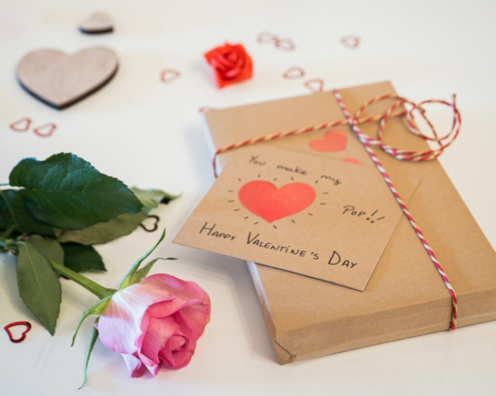 Geschenkideen für den Valentinstag: Karte und Geschenk
