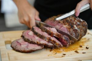 Kochen und Backen für Weihnachten_Weihnachtsbraten aufschneiden